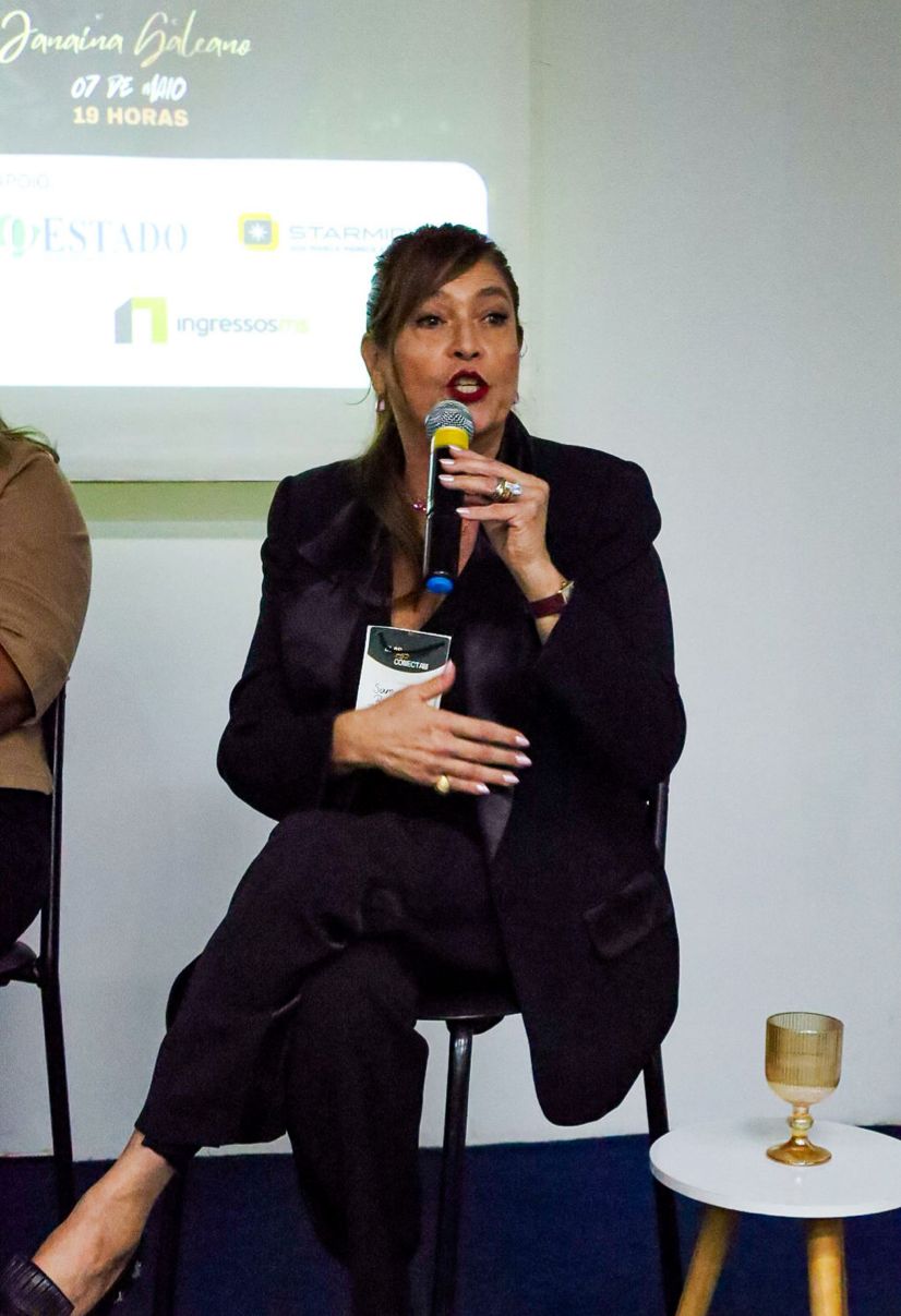 Palestrante Janaina Galeano ao microfone
