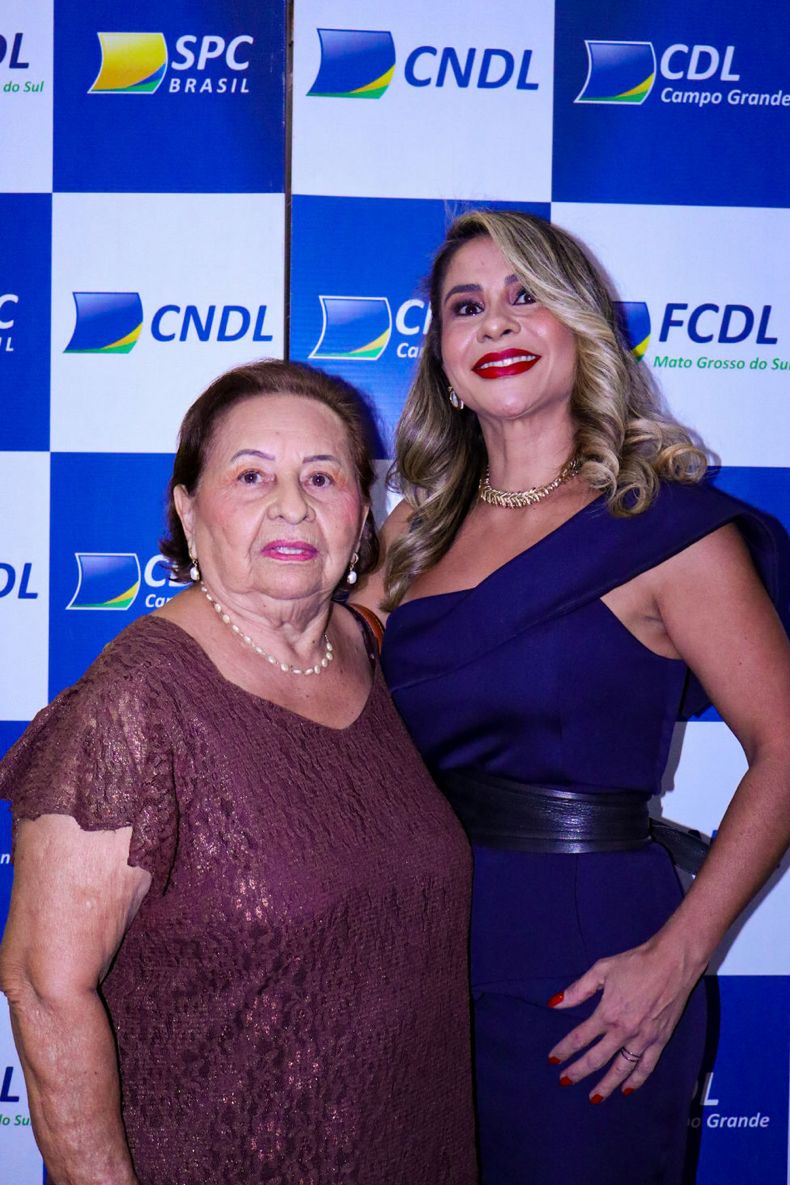 Confreiras posam no tapete do evento