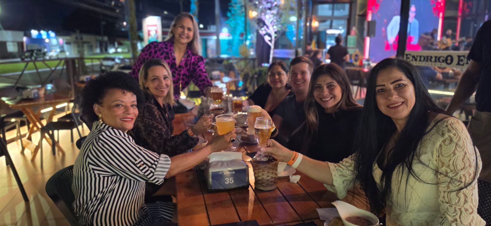 Confreiras brindando com chopp Puro Malte no Bar Endrigo