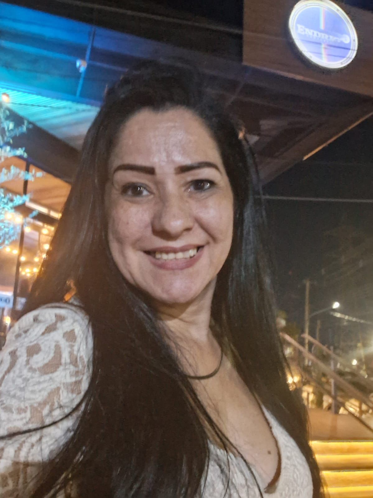 Confreira sorrindo durante o social no Bar Endrigo
