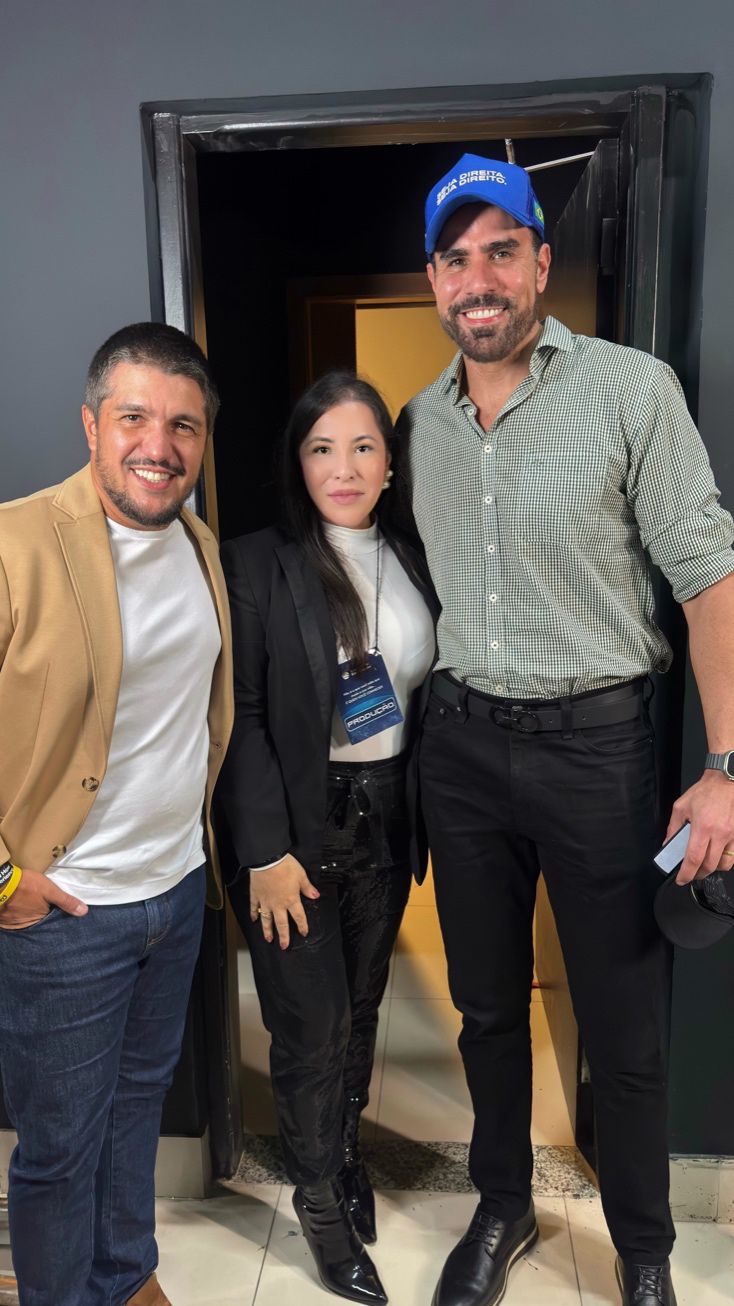 Confreira da produção com convidados do evento