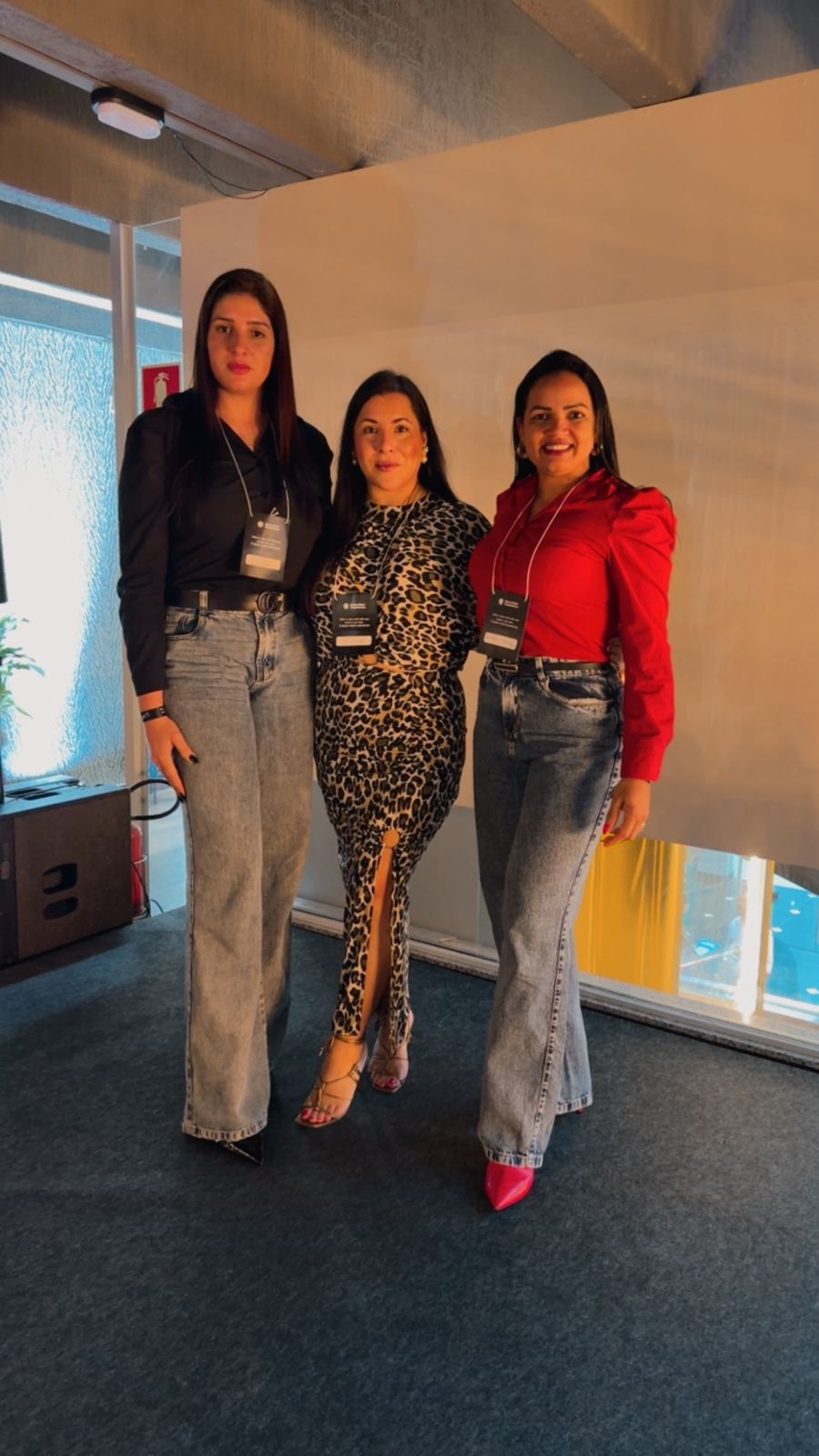Trio de confreiras com credenciais do evento