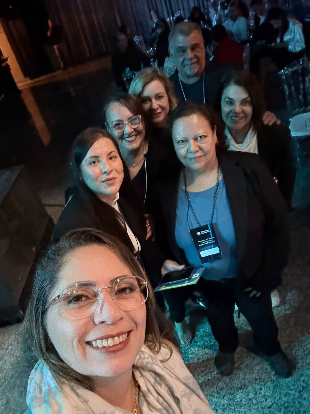 Grupo de confreiras em selfie durante o evento noturno